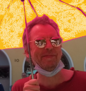 Ein Bild von mir mit Schirm auf dem Rathausplatz